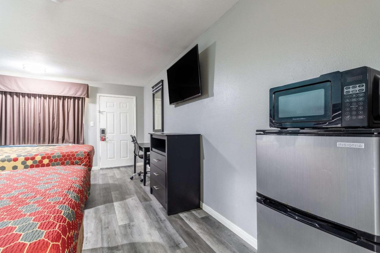 Econo Lodge Houston Brookhollow Екстериор снимка