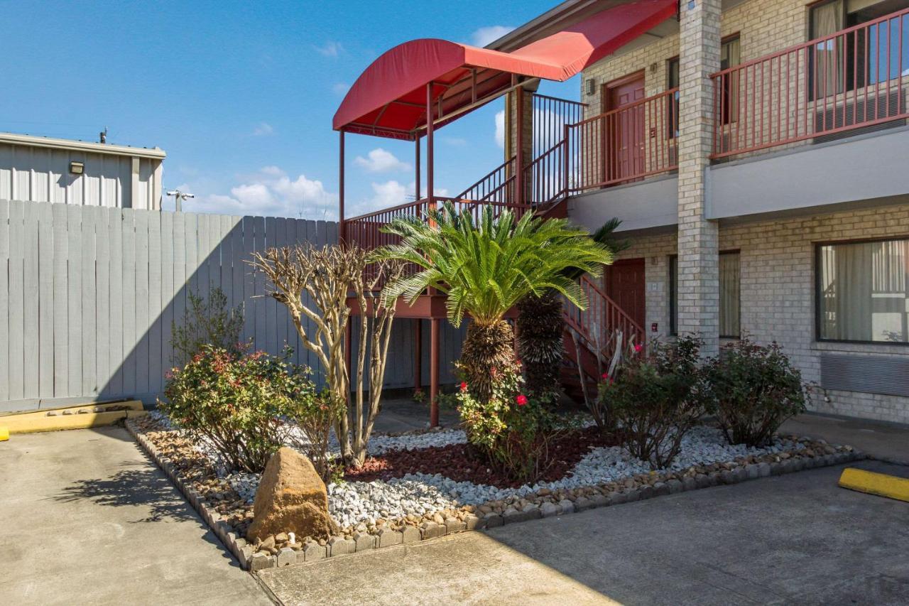 Econo Lodge Houston Brookhollow Екстериор снимка
