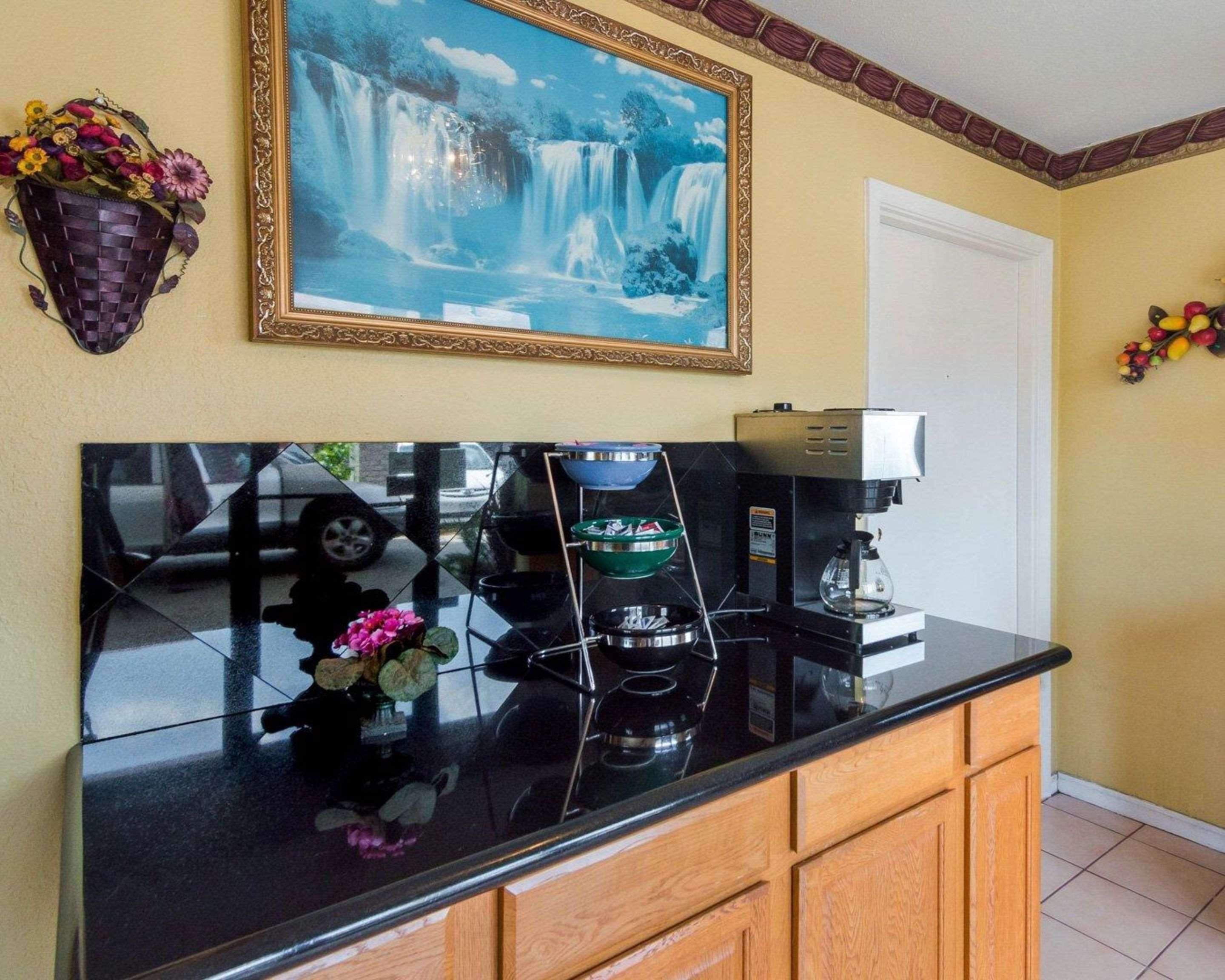 Econo Lodge Houston Brookhollow Екстериор снимка