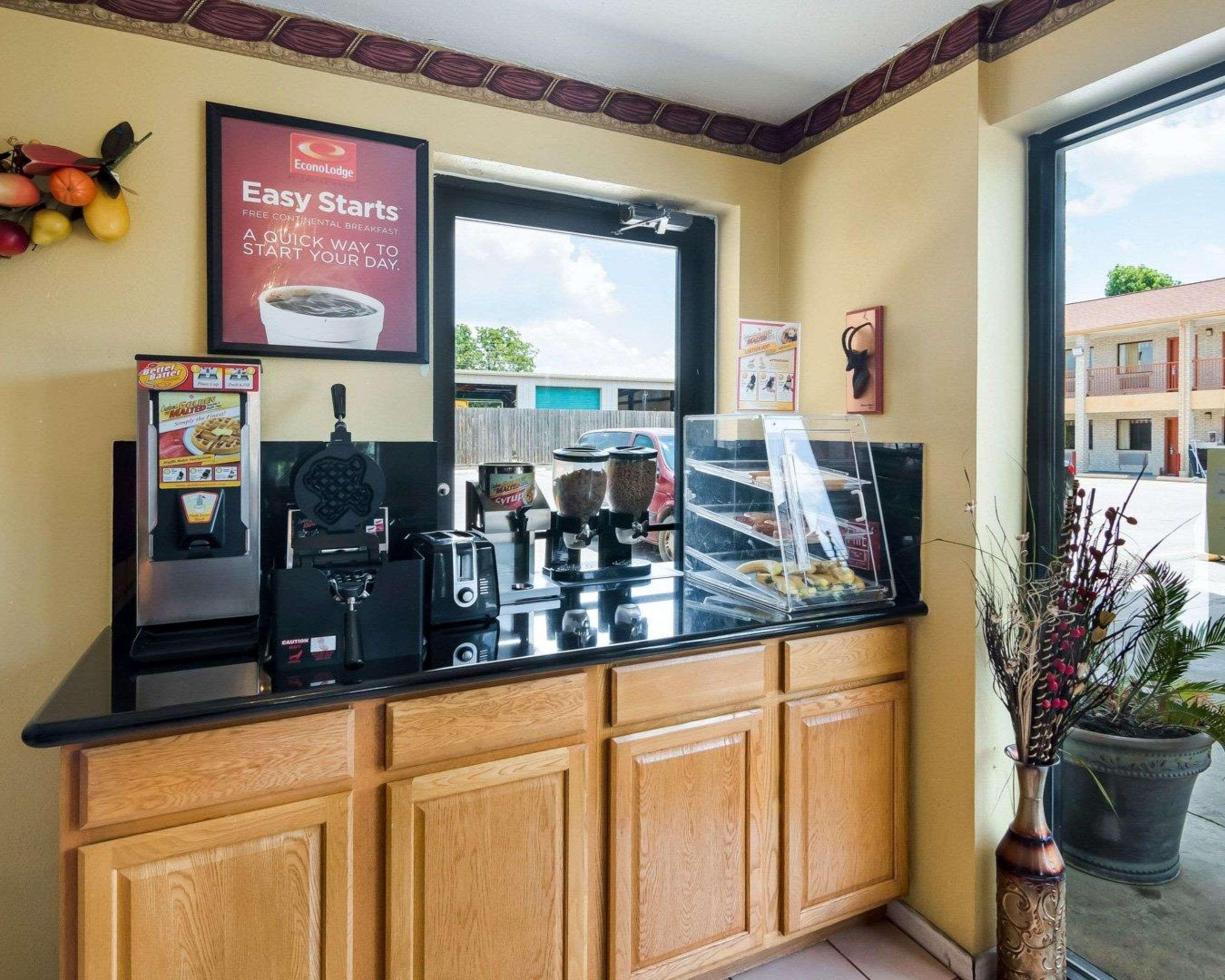 Econo Lodge Houston Brookhollow Екстериор снимка