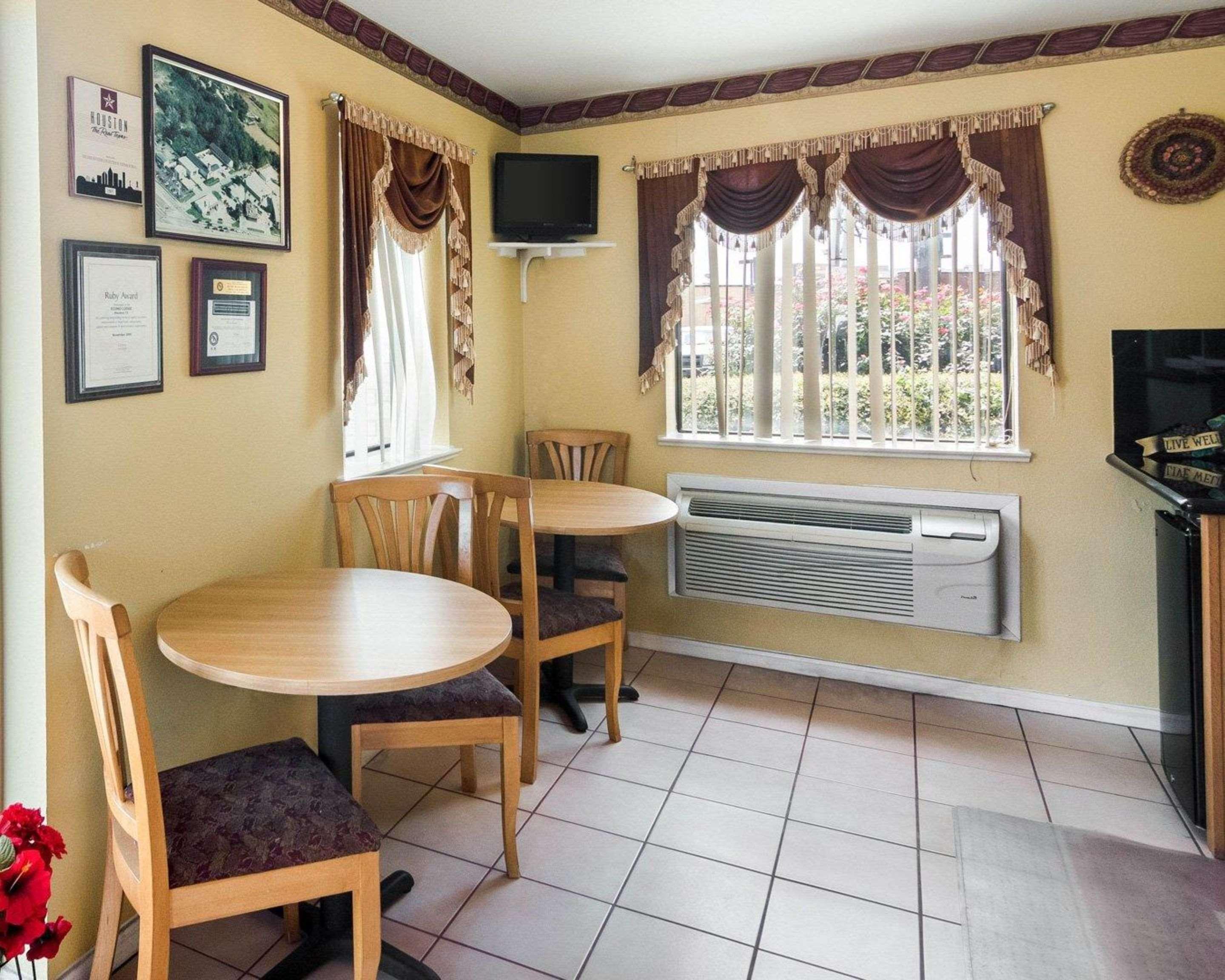 Econo Lodge Houston Brookhollow Екстериор снимка