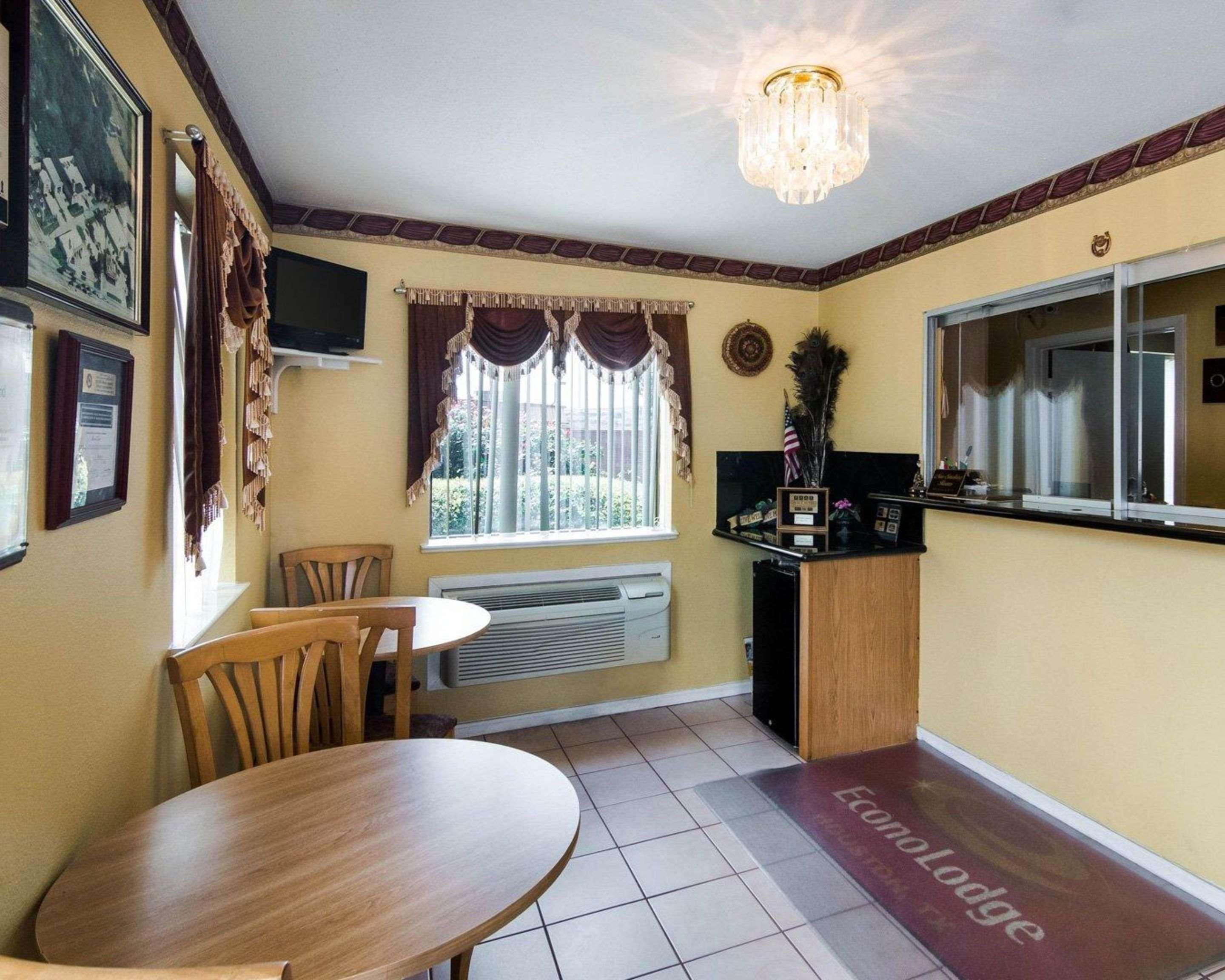 Econo Lodge Houston Brookhollow Екстериор снимка