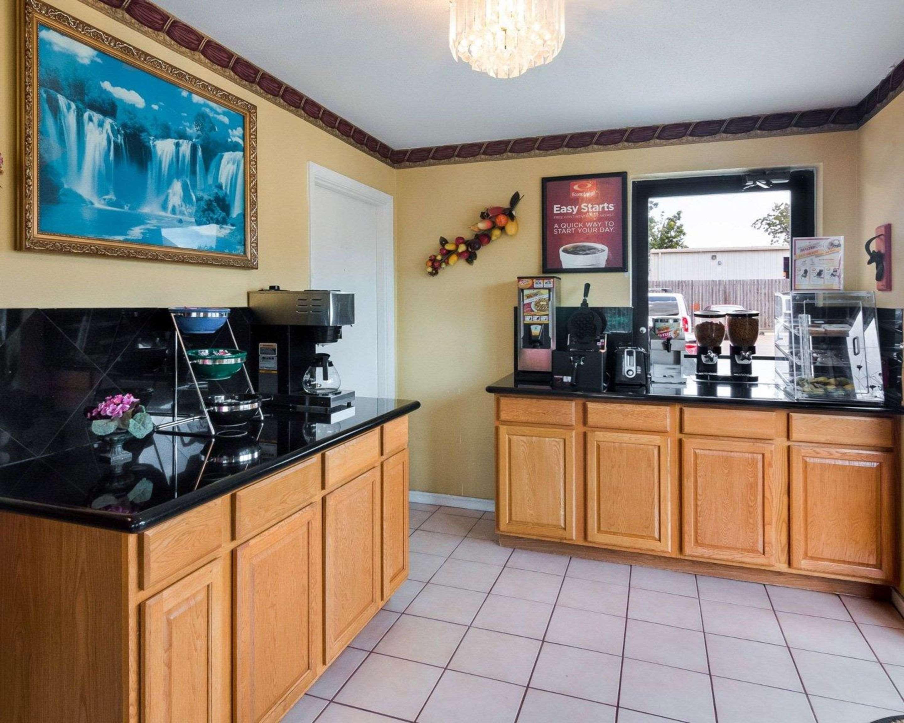 Econo Lodge Houston Brookhollow Екстериор снимка