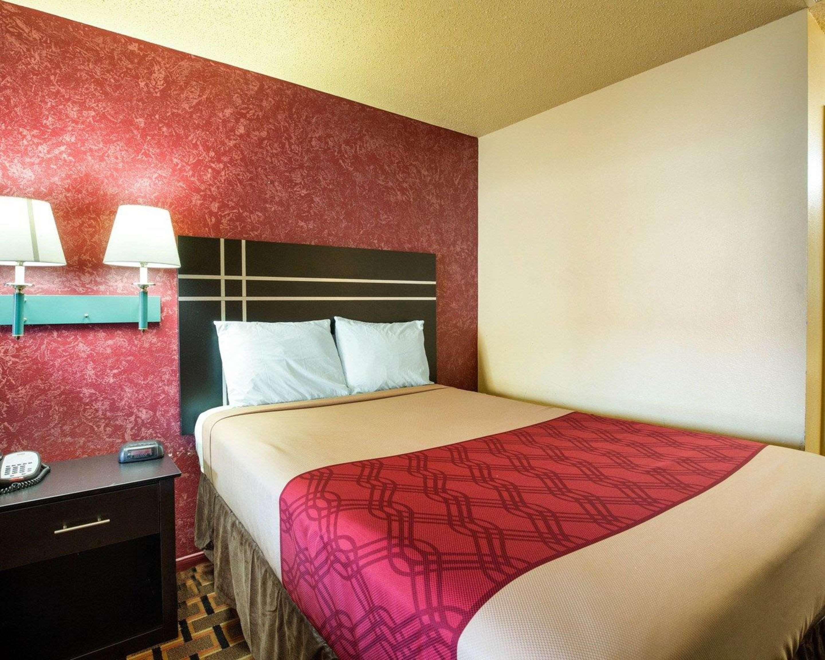 Econo Lodge Houston Brookhollow Екстериор снимка