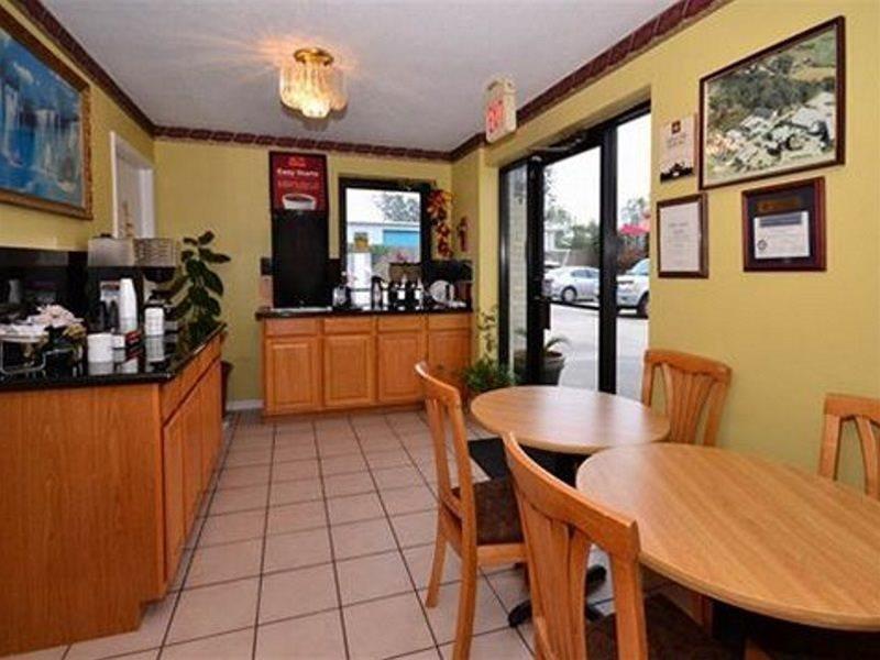 Econo Lodge Houston Brookhollow Ресторант снимка